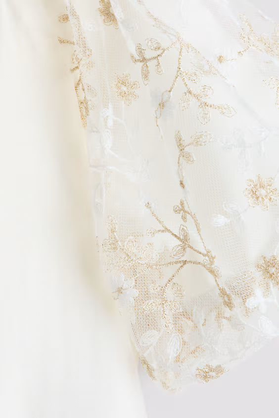 Блузка с воланами на рукавах