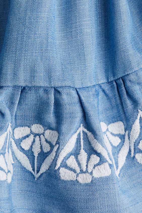 Джинсовая юбка с вышивкой