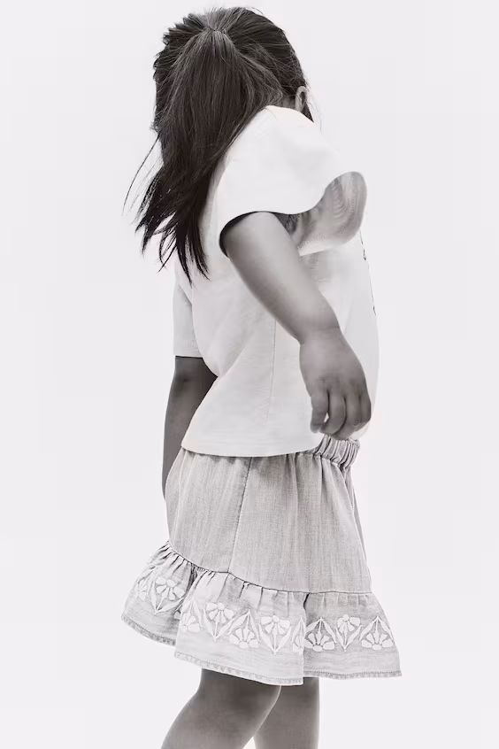 Джинсовая юбка с вышивкой