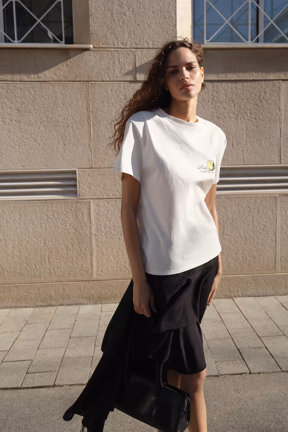 Футболка с аппликациями