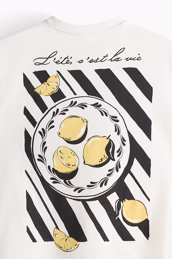 Футболка с аппликациями