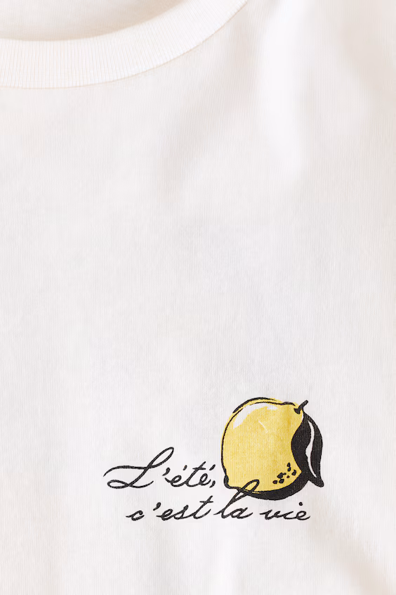 Футболка с аппликациями