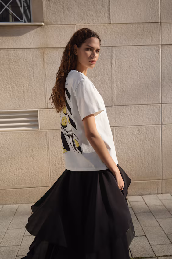 Футболка с аппликациями