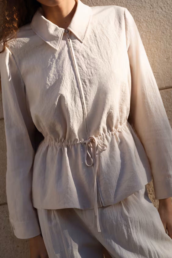 Рубашка с молнией и баской