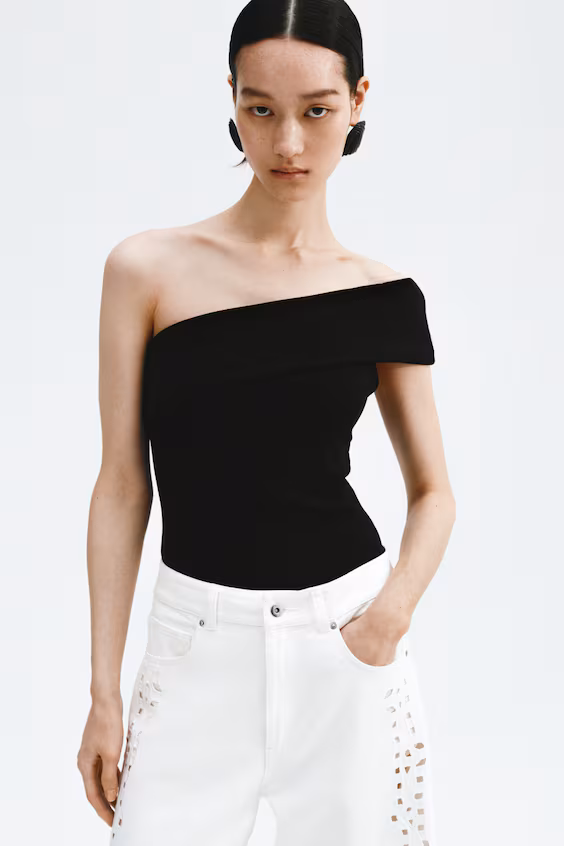 Боди с трусиками и открытыми плечами