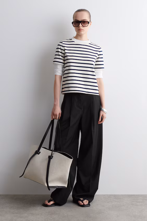 Футболка стандартного покроя облегающего силуэта