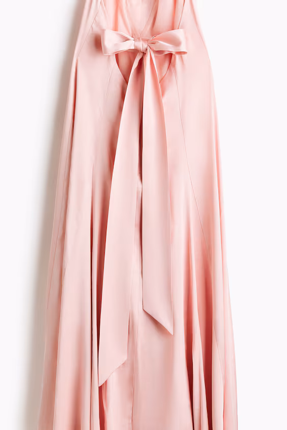 Платье из атласа с расширенной юбкой