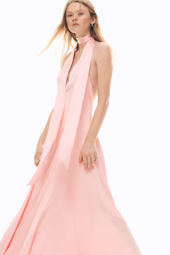 Платье из атласа с расширенной юбкой