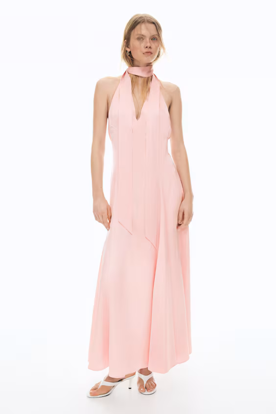 Платье из атласа с расширенной юбкой