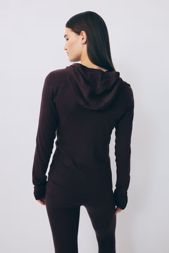 Спортивный свитер с капюшоном из шерсти