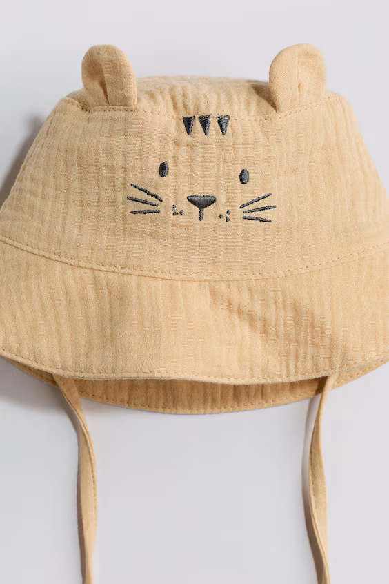 Шляпа для солнца с вышитыми деталями