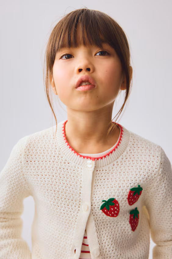 Пальто из вязаного полотна с открытым вязанием и вышивкой