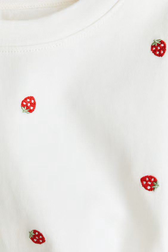 Футболка с украшениями