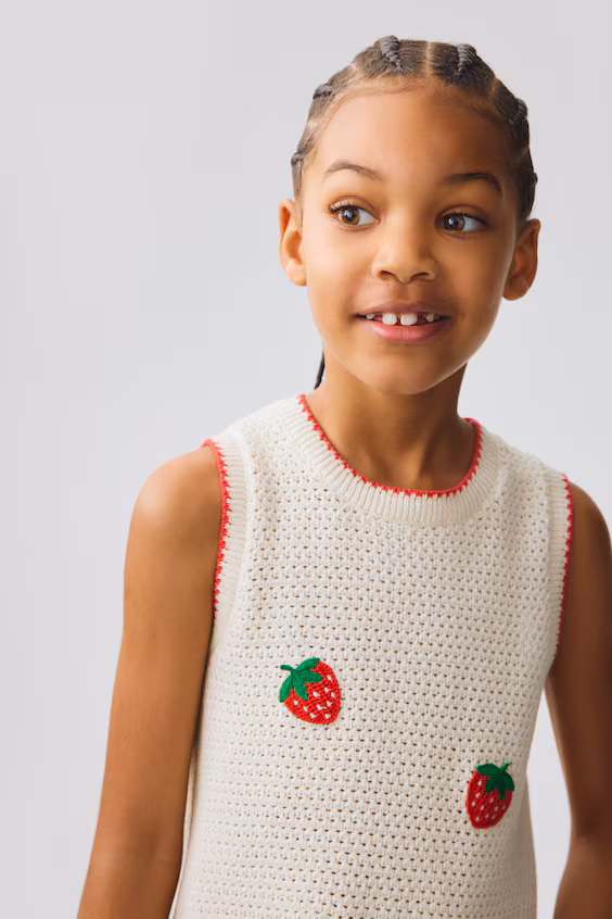 Платье из вязаного полотна с аппликациями