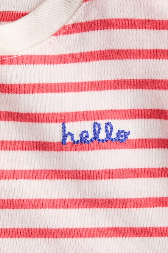 Футболка с вышитым узором