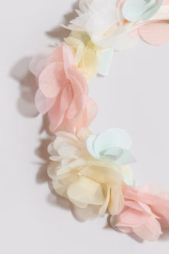 Ободок с цветочными аппликациями