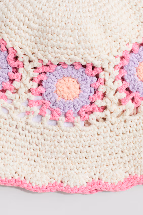 Вязаная панама в стиле вязаного кроя