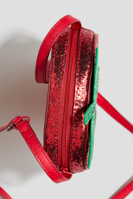 Сумка через плечо с земляникой и пайетками