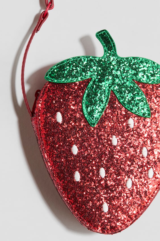 Сумка через плечо с земляникой и пайетками