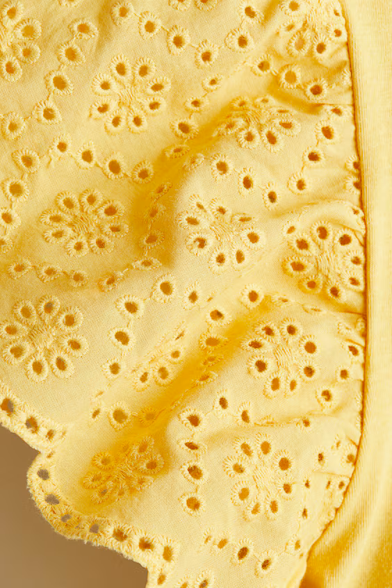 Свитер с рюшами и английской вышивкой на рукавах