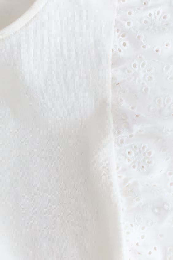 Свитер с рюшами из английского кружева