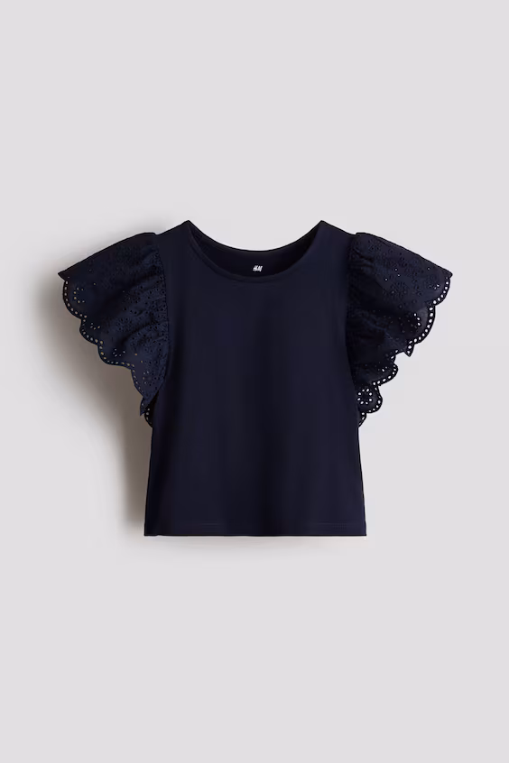 Свитер с рюшами из английского кружева на рукавах