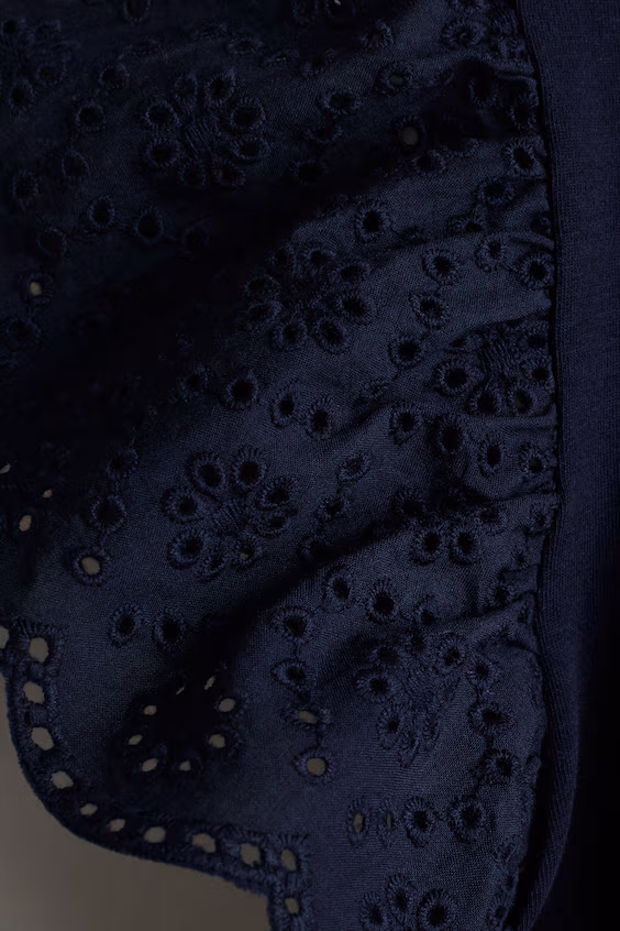 Свитер с рюшами из английского кружева на рукавах