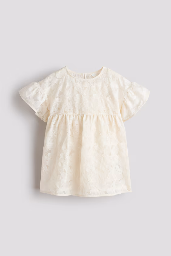 Платье с вышивкой и оборками на рукавах