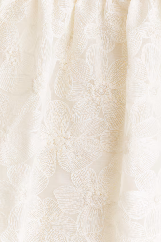 Платье с вышивкой и оборками на рукавах