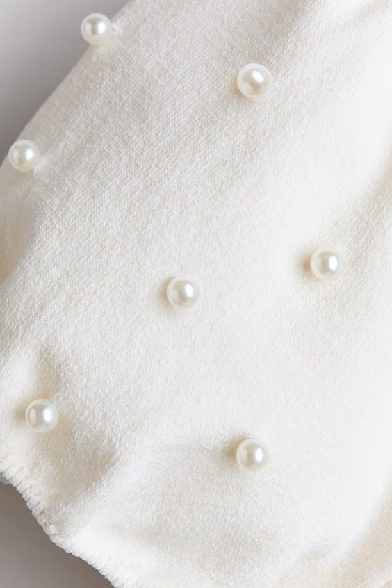 Свитер из тонкой вязаной ткани с бисером