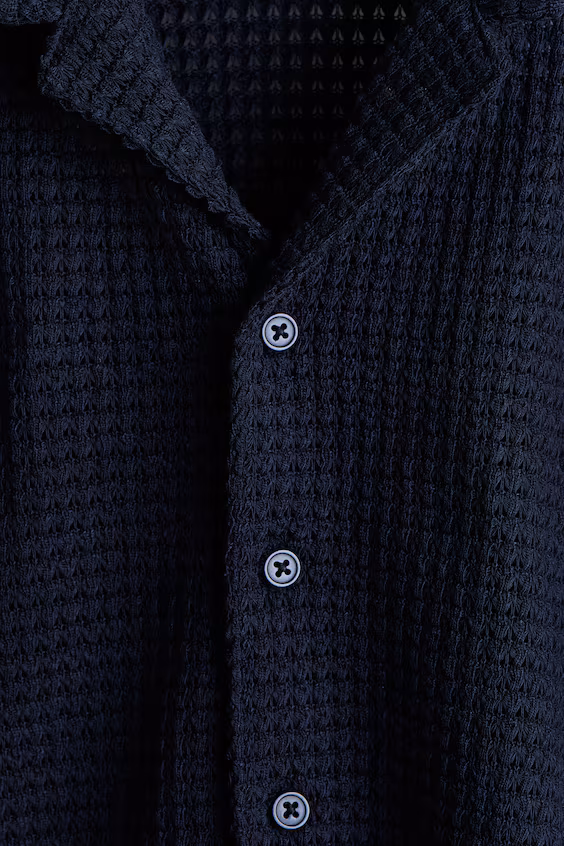 Рубашка резорт из ткани с текстурой