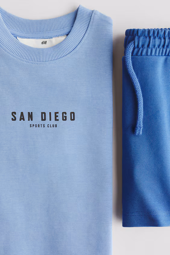 Комплект футболки и шорт из толстовочной ткани