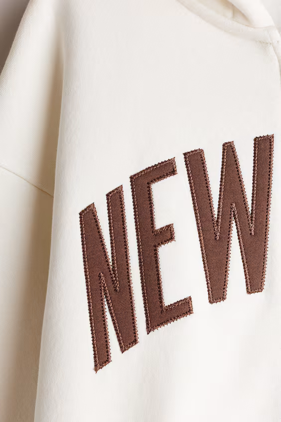 Куртка с капюшоном и вышивкой