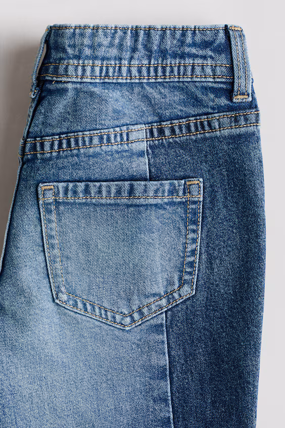 Джинсы свободного кроя с расширенными штанинами и зауженнымнизом