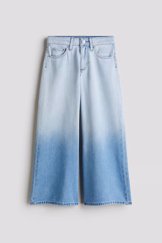 Джинсы свободного кроя с широкими штанинами