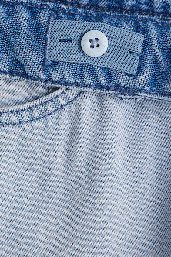 Джинсы свободного кроя с широкими штанинами