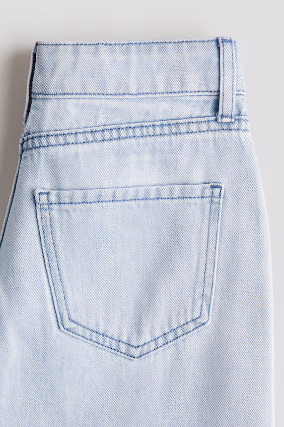 Джинсы свободного кроя с широкими штанинами