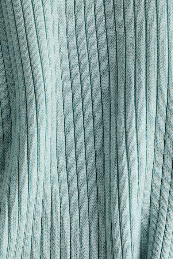 Короткий свитер из рубчика