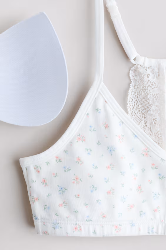 Короткий топ с кружевом