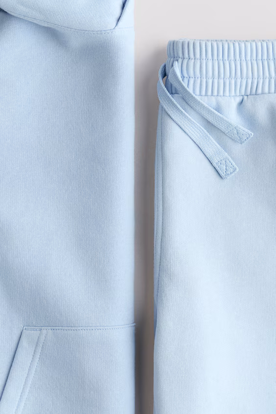 Костюм со свитшотом с капюшоном и шортами