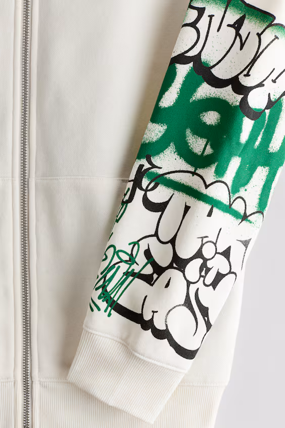 Плащ с капюшоном и узорами