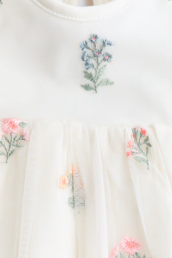 Платье из вышитого тюля с телом