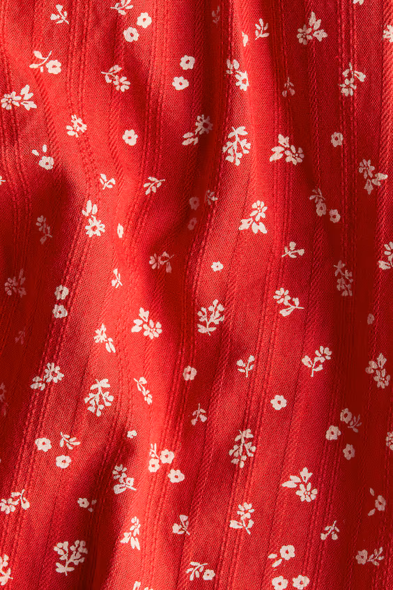 Платье из ткани с морщинами и складками