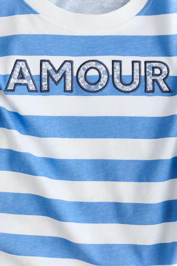 Украшенная футболка