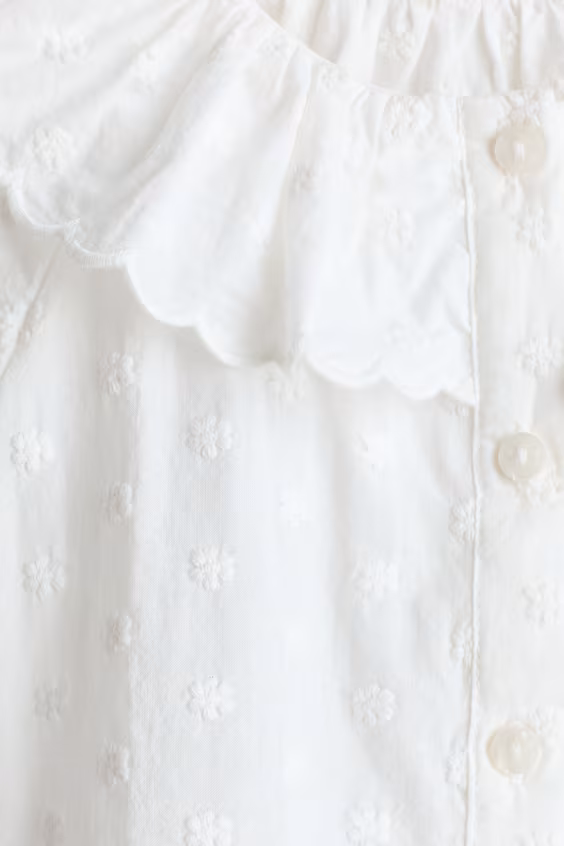 Блузка с вышивкой и воротником на оборке