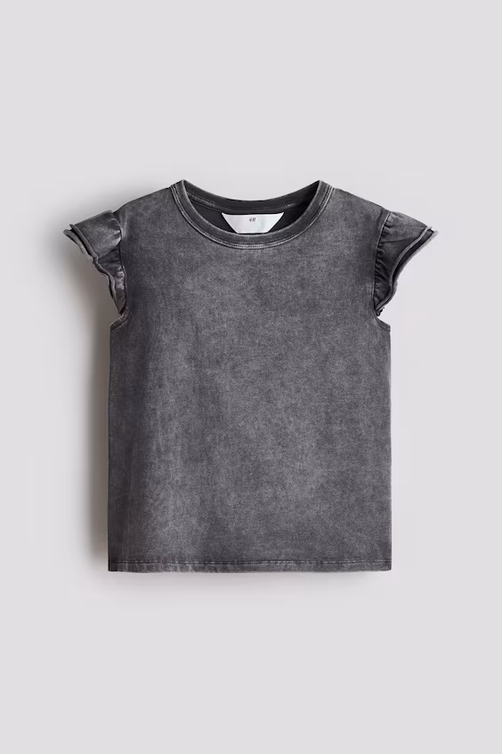 Свитер с оборками на рукавах