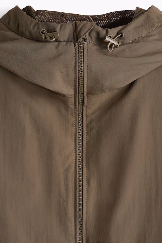 Ветровка из водоотталкивающего нейлона