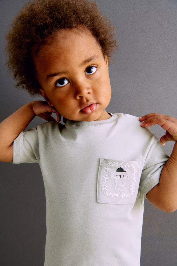 Футболка из хлопка с вышитым узором