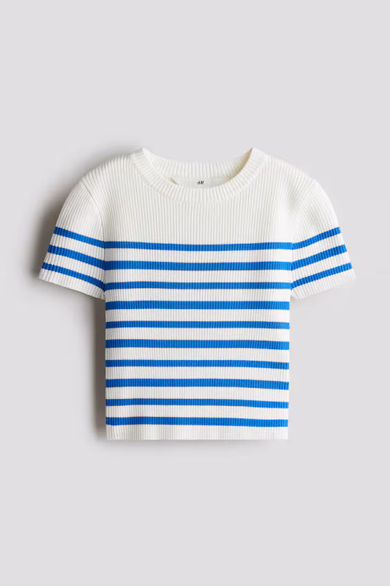 Короткий свитер в рубчик