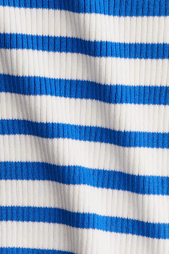 Короткий свитер в рубчик